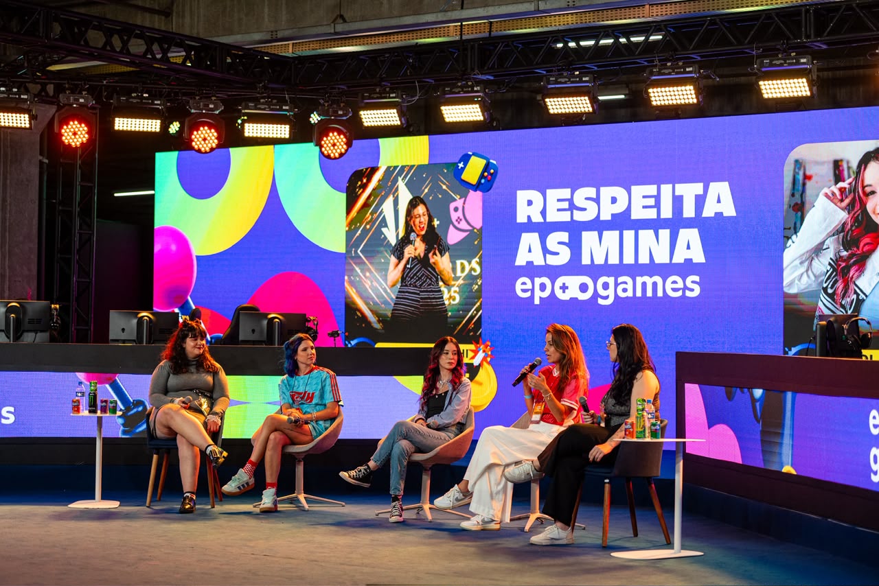 Painel Respeita as Mina no palco de um evento de games