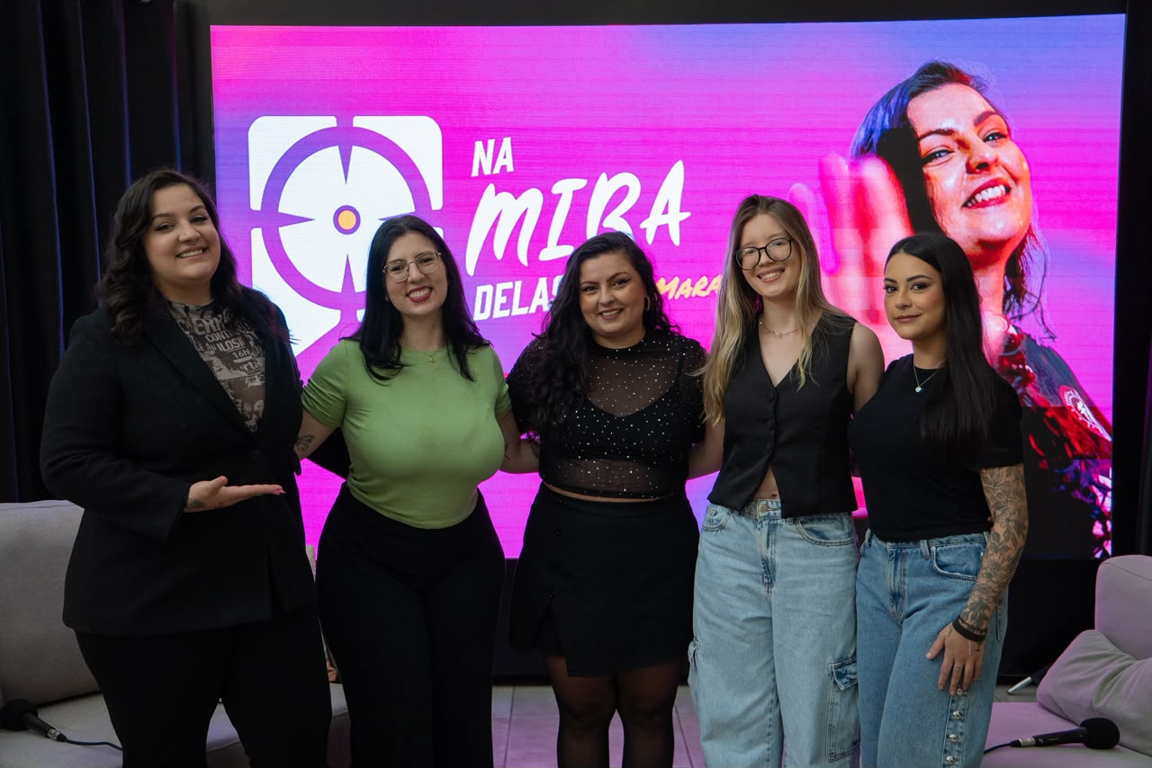 Painel Na Mira Delas com integrantes da MNE
